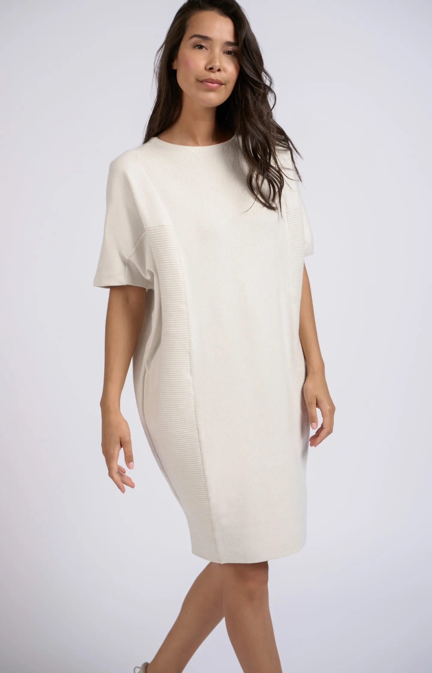 Dress with short sleeves, round neck and knitted structure