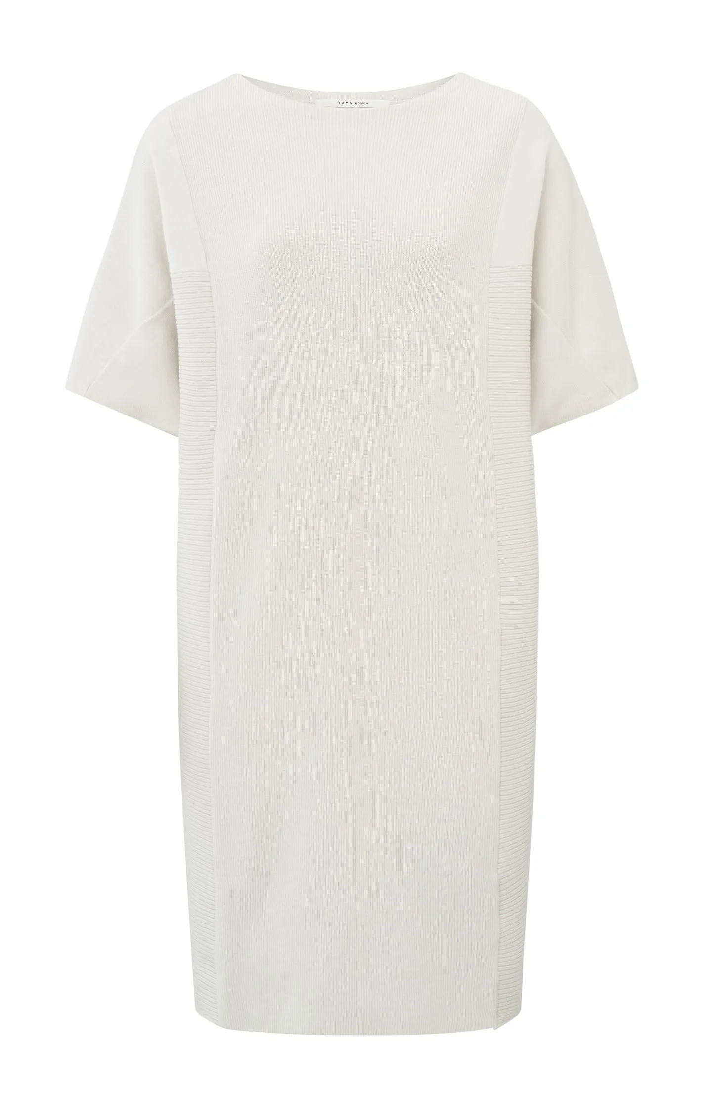 Dress with short sleeves, round neck and knitted structure