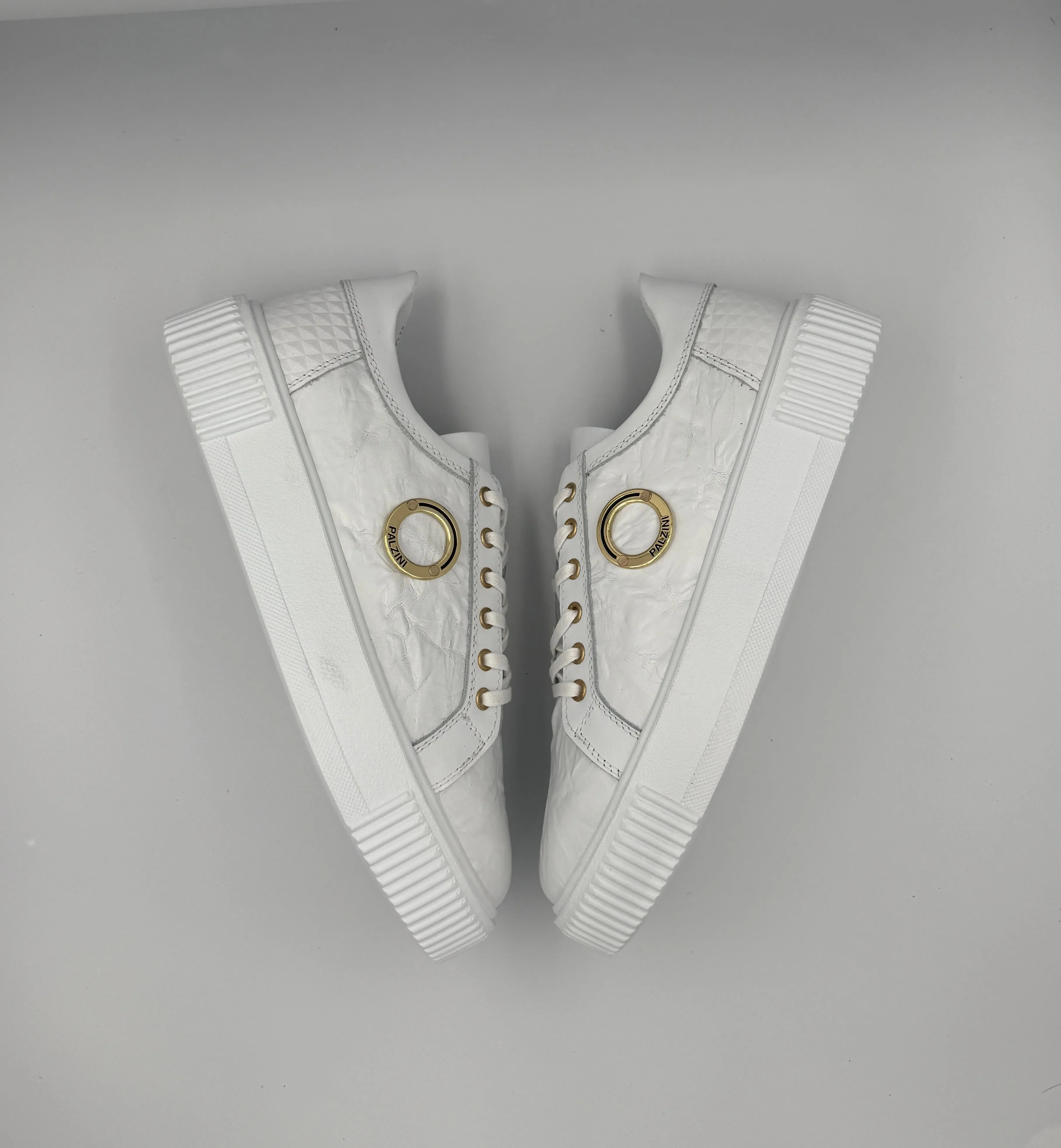 "P-7" LOW-TOP WHITE SNEAKERS WITH GOLD RING AND TONE-ON-TONE DETAILS